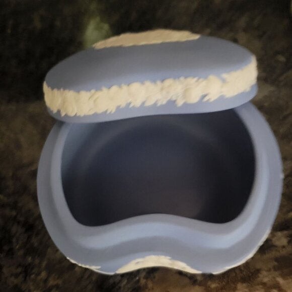 Vintage Wedgwood Blue Jasperware Trinket Box Heart Shaped Cherub Design 3" - Picture 4 of 16